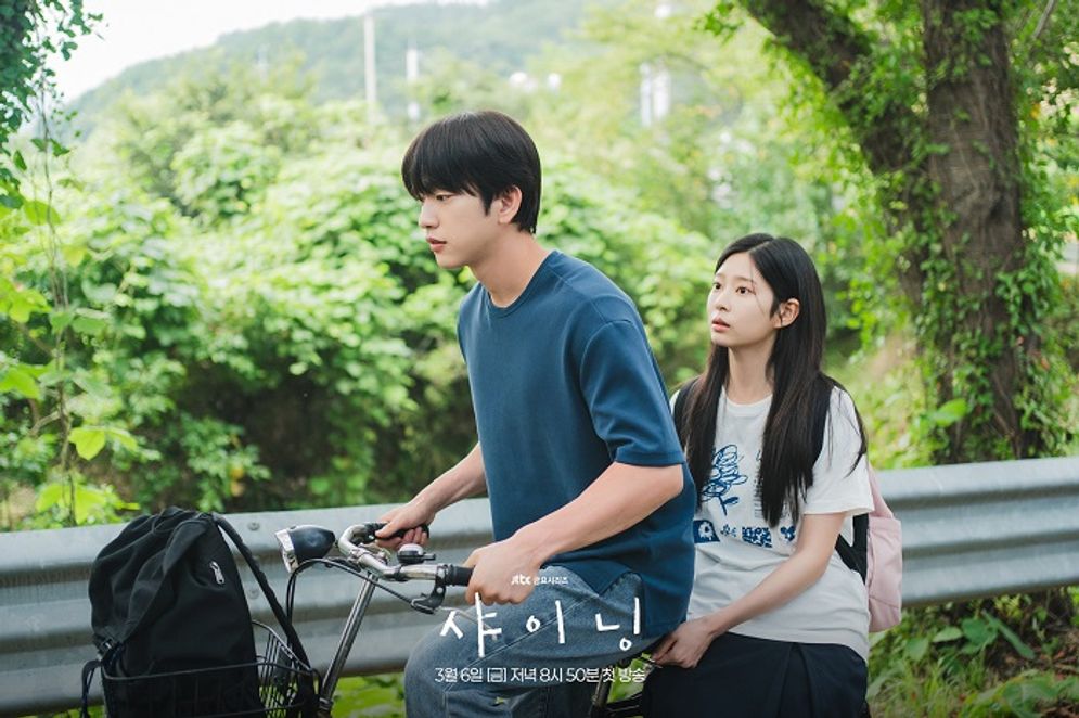 Park Jinyoung dan Kim Min Ju dalam drama Korea Still Shining.