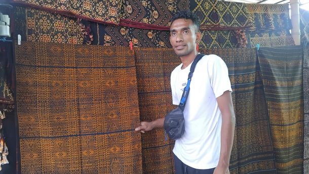 Pedagang Tenun Ikat Keliling Pasar Sikka demi Nafkah