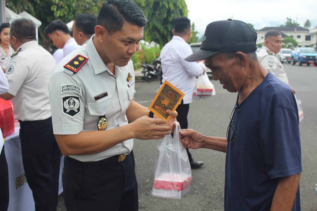Karutan Aris Yuliyanta bersama jajaran Rutan Kotamobagu berbagi takjil kepada warga.
