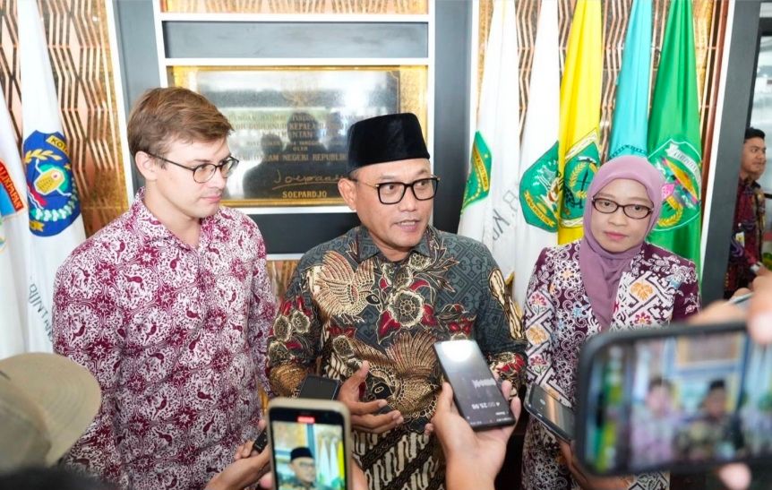 Wagub Seno Aji memberikan keterangan pertemuannya dengan Deputy Head of Mission Austrian Embassy, Michael Wislocki, bersama Austrian Commercial Counsellor, Sigmund Nemeti. (Foto: Adpimprov/ Fathur Alqadrie)