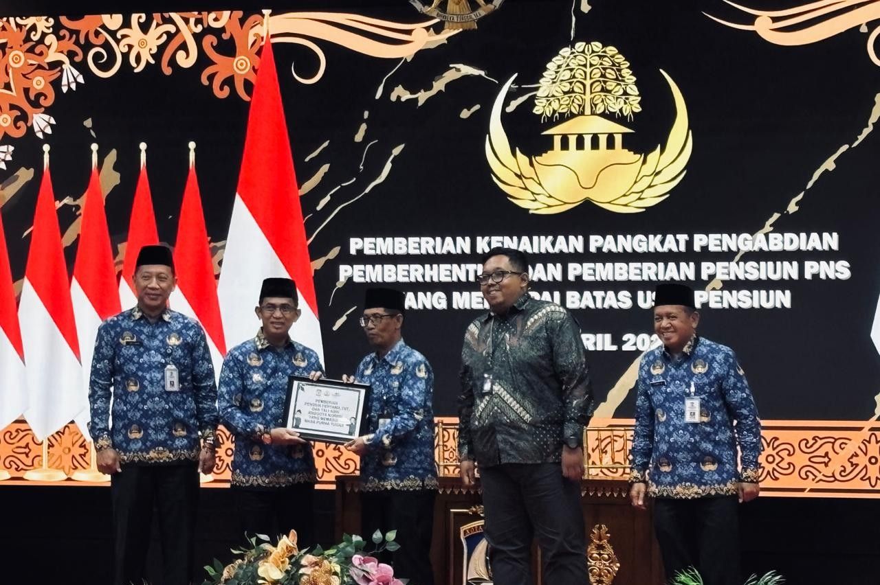 11 ASN Balikpapan Purna Tugas, Wali Kota Balikpapan Rahmad Mas'ud Serahkan SK
