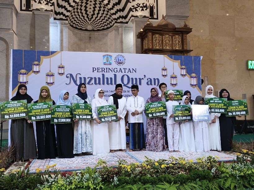 Wali Kota Balikpapan Rahmad Mas’ud menyerahkan bantuan pada peringatan Nuzulul Qur'an di Masjid Madinatul Iman, Jumat 6 Maret 2026.