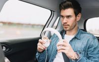 Hal-hal Berbahaya yang Dilakukan Banyak Orang di Mobil: Menggunakan Headphone