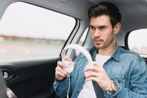 Hal-hal Berbahaya yang Dilakukan Banyak Orang di Mobil: Menggunakan Headphone