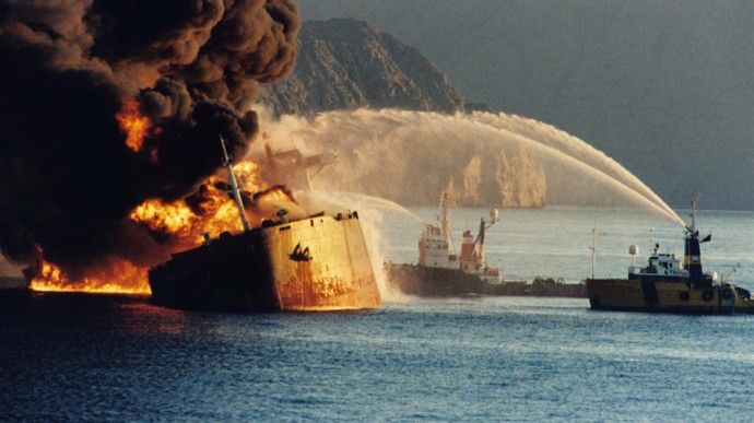 Kapal tanker Norman Atlantic menjadi korban serangan kapal motor Iran dalam apa yang disebut sebagai perang tanker di Teluk Persia, Desember 1987.
