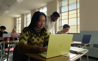 Apple-MacBook-Neo-lifestyle-01-260304_big.jpg.large_2x.jpg