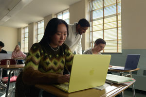 Apple-MacBook-Neo-lifestyle-01-260304_big.jpg.large_2x.jpg