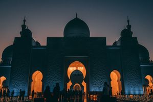 Iktikaf  di malam Lailatul Qadar.