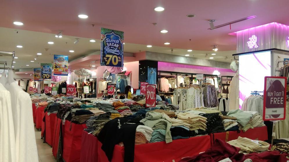 Banyak Promo, Pengunjung Padati Mal Jelang Lebaran