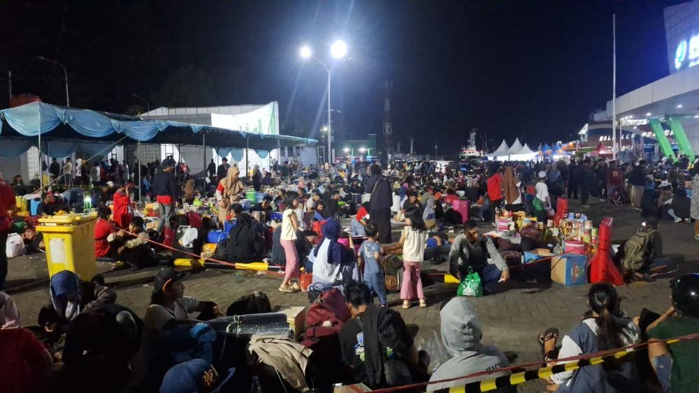 Calon penumpang rela menginap demi bisa berangkat dengan KM Dorolonda menuju Surabaya. (Foto: Muhammad SJ)