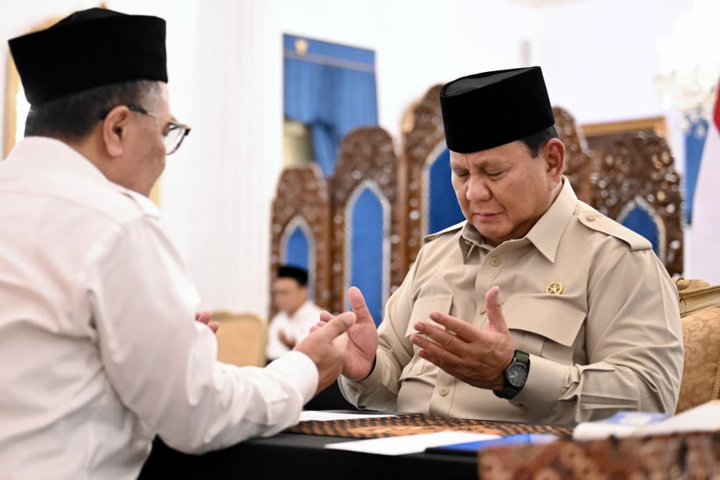 Presiden Prabowo Subianto menunaikan zakat melalui Badan Amil Zakat Nasional (Baznas) di Istana Negara. (Foto: Presidenri.go.id)