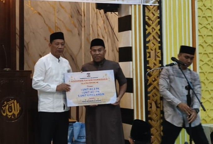 Penjabat Sekretaris Daerah Kota Balikpapan, Agus Budi Prasetyo menyerahkan bantuan kepada pengurus Masjid Nurul Ihsan. 