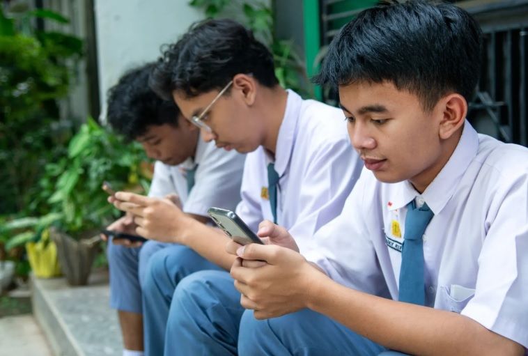 Penggunaan ponsel oleh siswa.