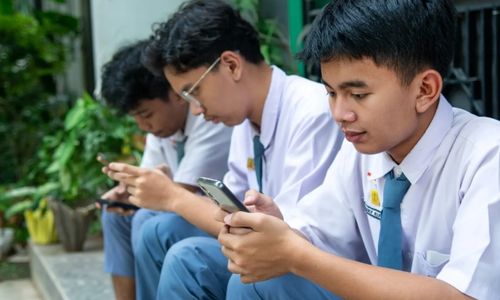 Siswa pakai ponsel.jpg