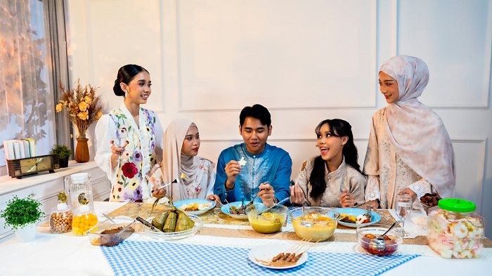 Merayakan Lebaran bersama anggota keluarga.