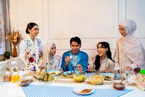 Merayakan Lebaran bersama anggota keluarga.