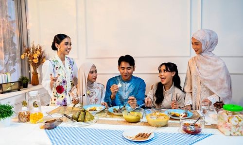 Merayakan Lebaran bersama anggota keluarga.