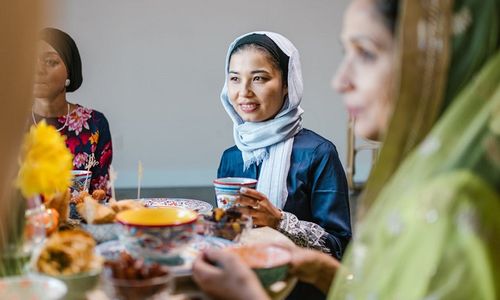 Tetap terhidrasi sambil menikmati hidangan Lebaran.