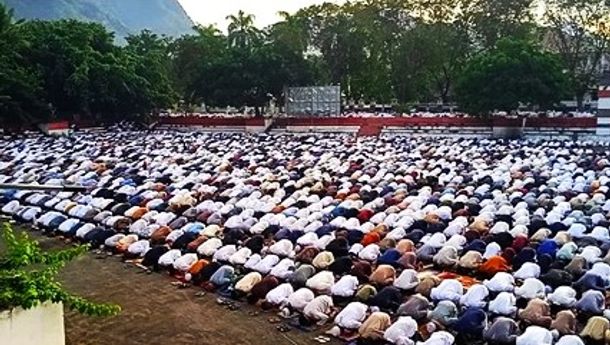 Umat Muslim Salat Id di Lapangan Pancasila Ende