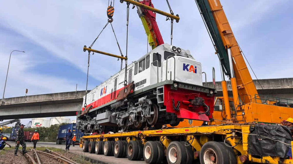 KAI Logistik Distribusikan 4 Lokomotif Hidrolik untuk Perkuat Kesiapan Operasional Angkutan Lebaran.jpg