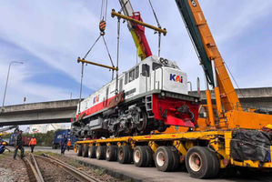 KAI Logistik Distribusikan 4 Lokomotif Hidrolik untuk Perkuat Kesiapan Operasional Angkutan Lebaran.jpg