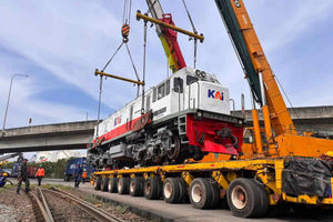 KAI Logistik Distribusikan 4 Lokomotif Hidrolik untuk Perkuat Kesiapan Operasional Angkutan Lebaran.jpg