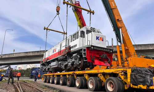 KAI Logistik Distribusikan 4 Lokomotif Hidrolik untuk Perkuat Kesiapan Operasional Angkutan Lebaran.jpg