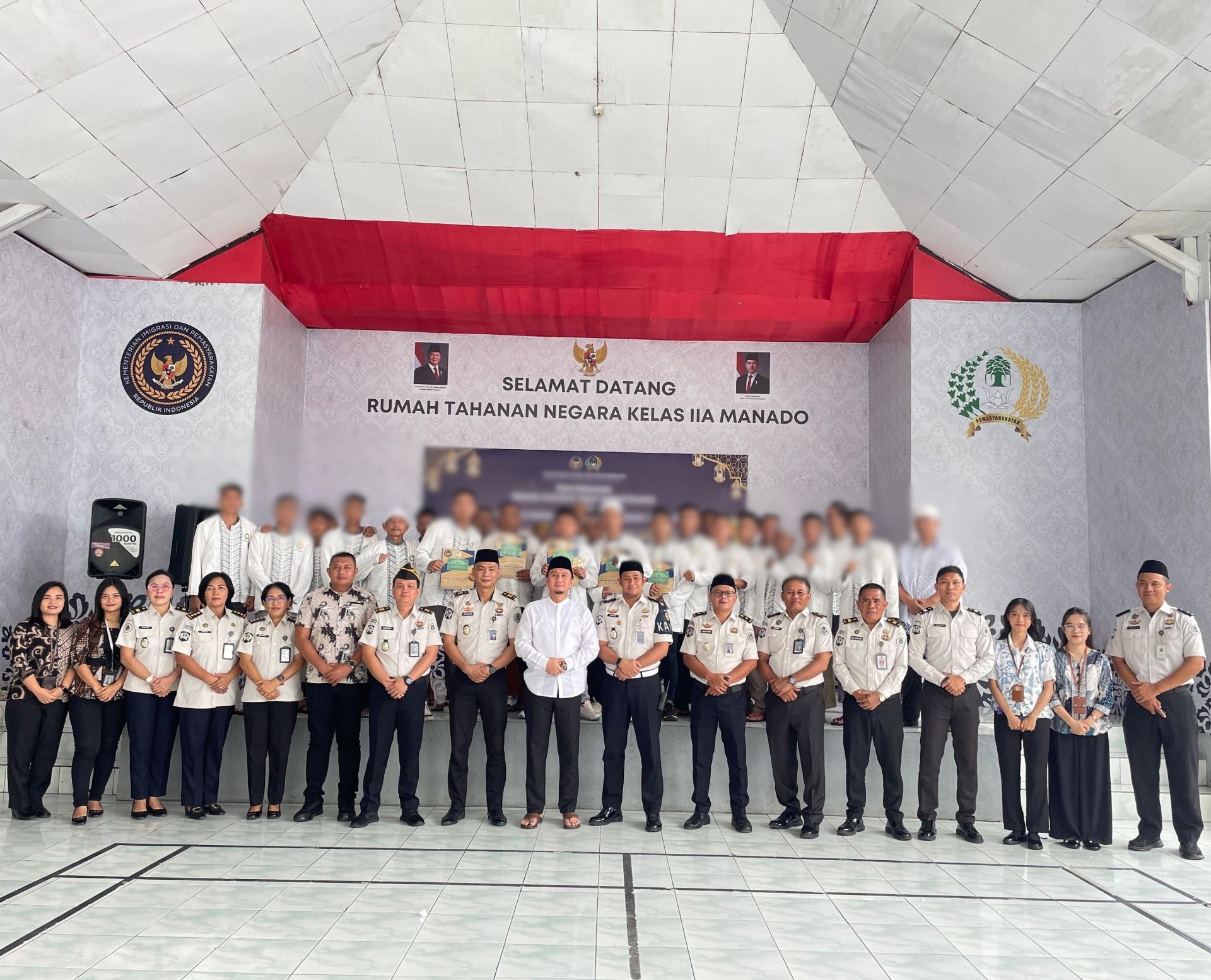 Foto bersama jajaran Rutan Manado dengan WBP penerima Remisi Khusus Idul Fitri.