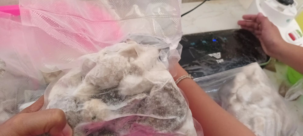 Pelaku usaha pempek sedang mengemas pempek untuk difrozen