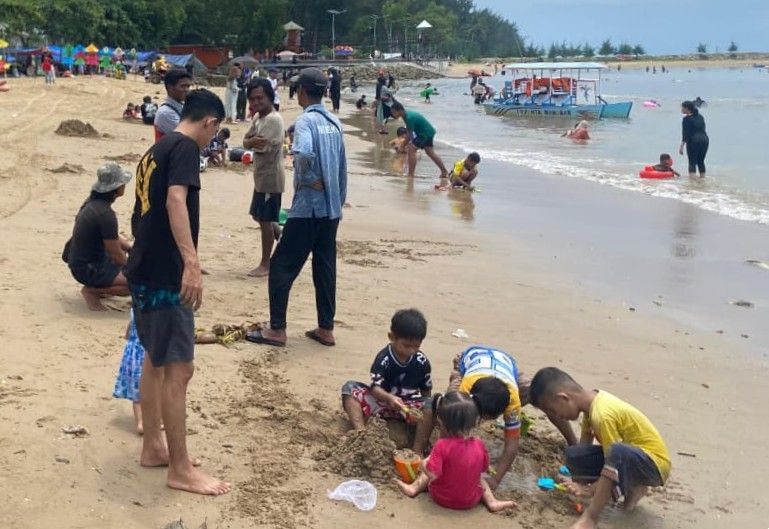 Suasana libur lebaran di Pantai Manggar terlihat pada hari Senin, 23 Maret 2025. (Foto: Muhammad SJ)
