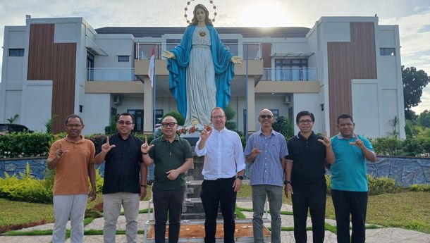 Kunjungan Pater Paul CSM dari Prancis Teguhkan Iman Umat Labuan Bajo