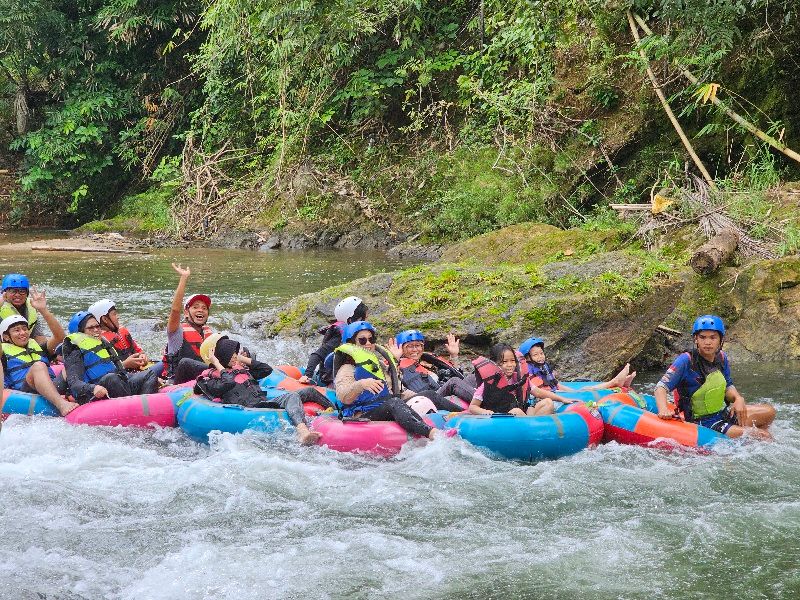 Tubing di Sungai Amandit kawasan wisata Loksado Kalimantan Selatan.