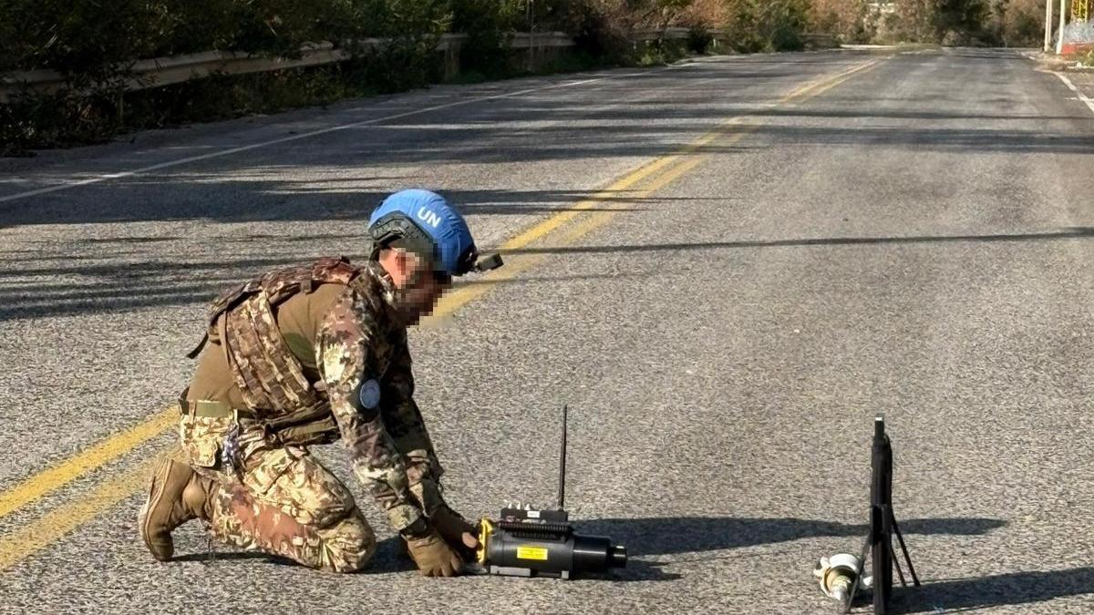 Tim spesialis penjinak bahan peledak (EOD) dari kontingen Italia UNIFIL berhasil menjinakkan sebuah drone bersenjata yang jatuh – dalam keadaan yang masih dalam penyelidikan – di tengah baku tembak hebat di sepanjang ruas jalan antara Markas Besar UNIFIL di Naqoura dan Al Mansouri awal pekan ini.