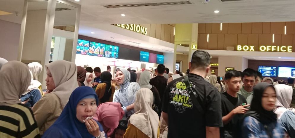 Selama Libur Lebaran, Antrean Panjang di Bioskop