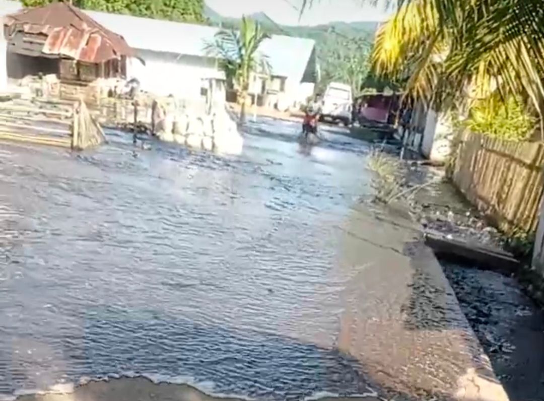 Pasca gempa bumi, air laut naik memasuki pemukiman warga.
