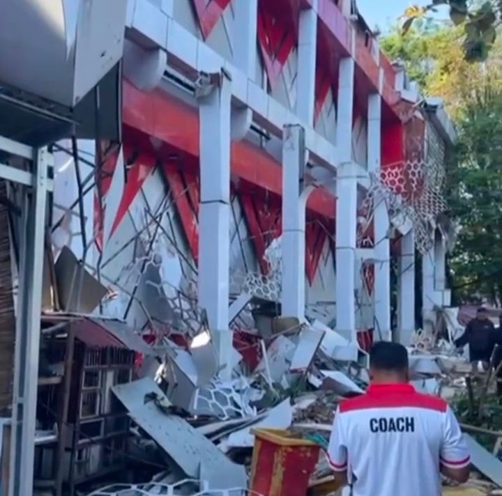 Gedung Koni Manado runtuh lantaran gempa bumi.