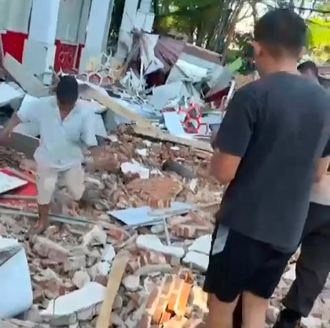 Runtuhnya gedung Koni Manado akibat gempa bumi sebabkan warga meninggal.