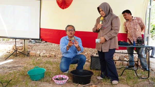 Edukasi simulasi penanganan kepiting kepada masyarakat Desa Tanjung Seloka. Kegiatan ini merupakan bagian dari pelatihan teknis budidaya untuk meningkatkan nilai jual. (Foto: PLN UID KLT)