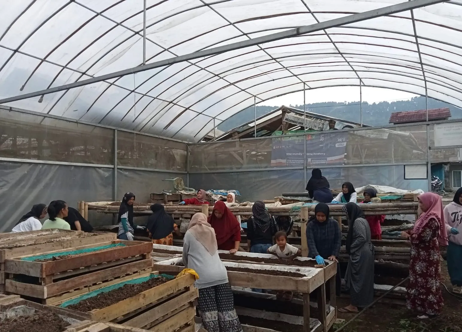 Nasabah Mekaar Bandung Barat Ini Ubah Limbah Jadi Usaha Produktif