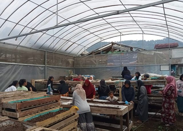 Nasabah Mekaar Bandung Barat Ini Ubah Limbah Jadi Usaha Produktif