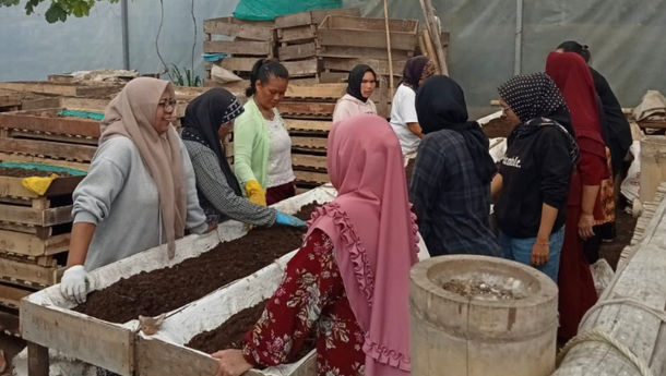 Onih Suryati Manfaatkan Limbah Ternak Jadi Usaha Berkelanjutan