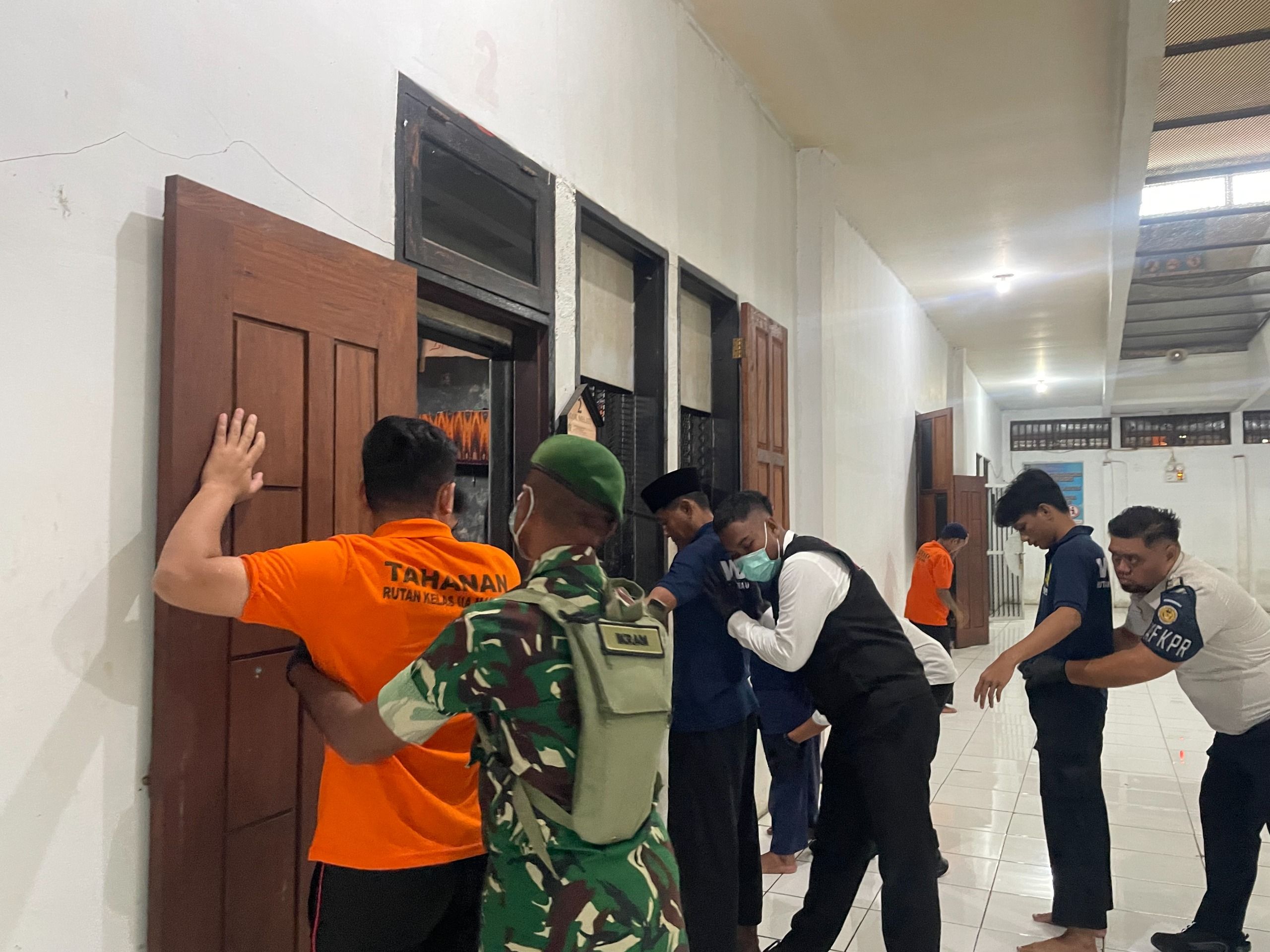 Rutan Kelas IIA Manado menggelar razia gabungan di kamar hunian WBP.