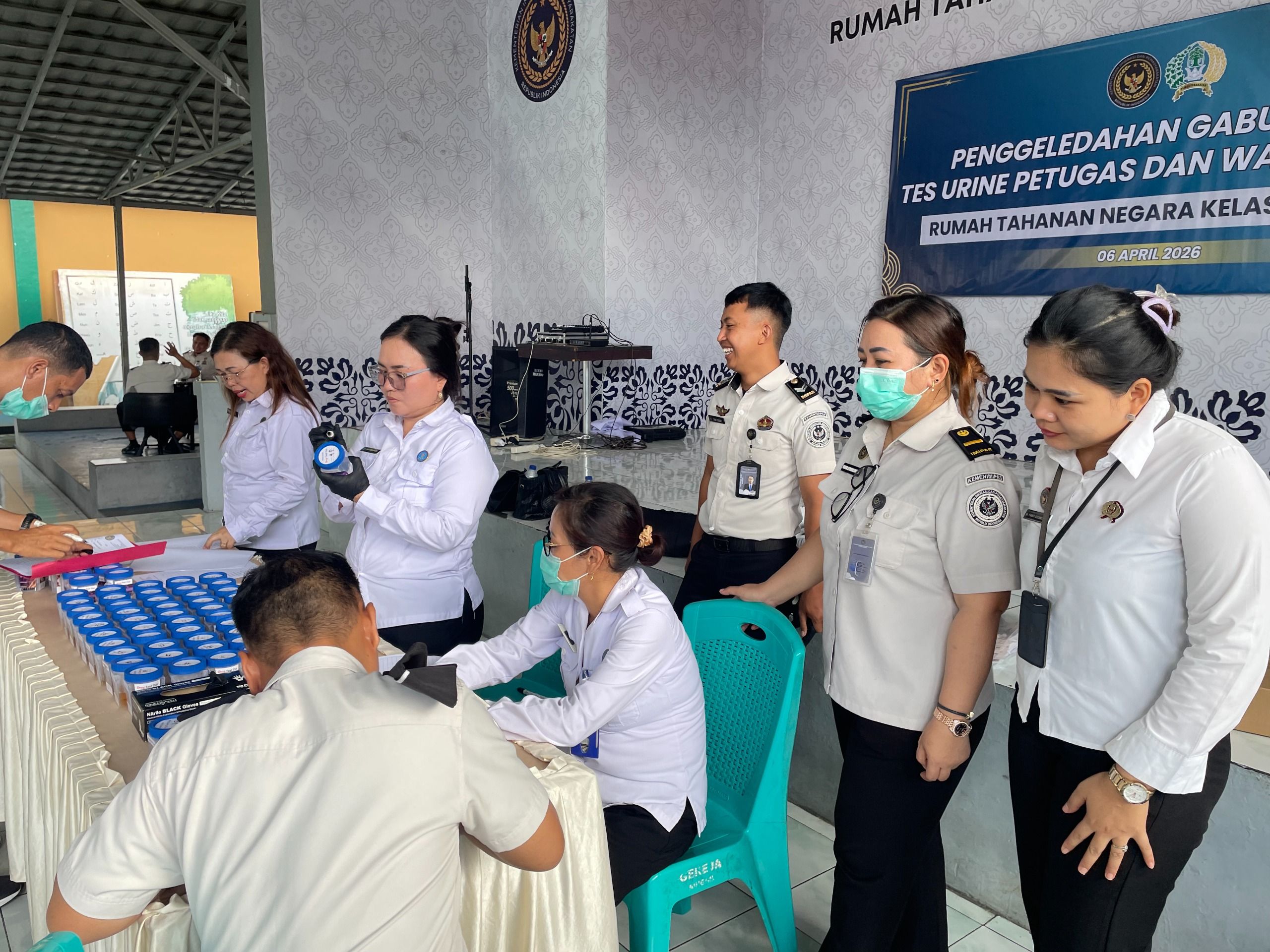 Rutan Manado menggelar tes urine WBP dan pegawai.