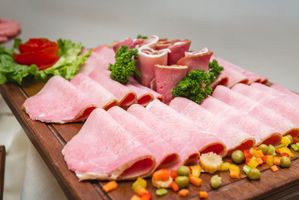 Makanan yang Tidak Boleh Disimpan di Pintu Kulkas: Daging Olahan atau Deli Meat
