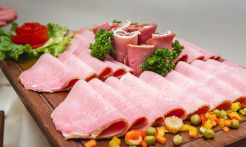 Makanan yang Tidak Boleh Disimpan di Pintu Kulkas: Daging Olahan atau Deli Meat