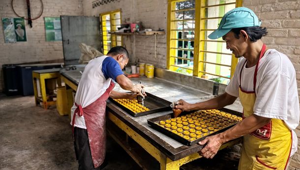 Berkat BRI, Usaha Kue Rumahan Perempuan Ini Makin Berkembang