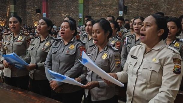 Polres TTU, Amankan Pekan Suci Sembari Tampilkan Koor di Gereja