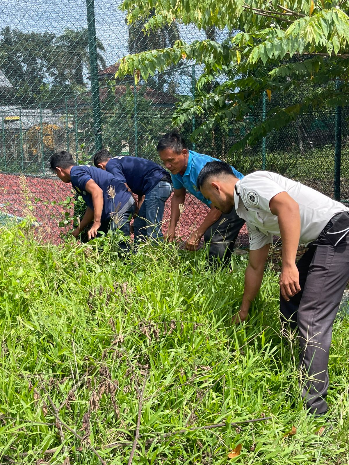 Kegiatan bersih-bersih yang dilakukan pihak Rutan Kotamobagu.