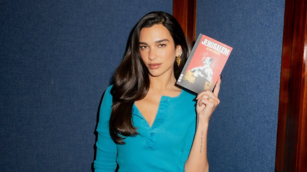 7 Selebriti yang Punya Klub Buku atau Book Club, Tertarik Coba?