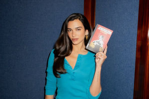 7 Selebriti yang Punya Klub Buku atau Book Club, Tertarik Coba?